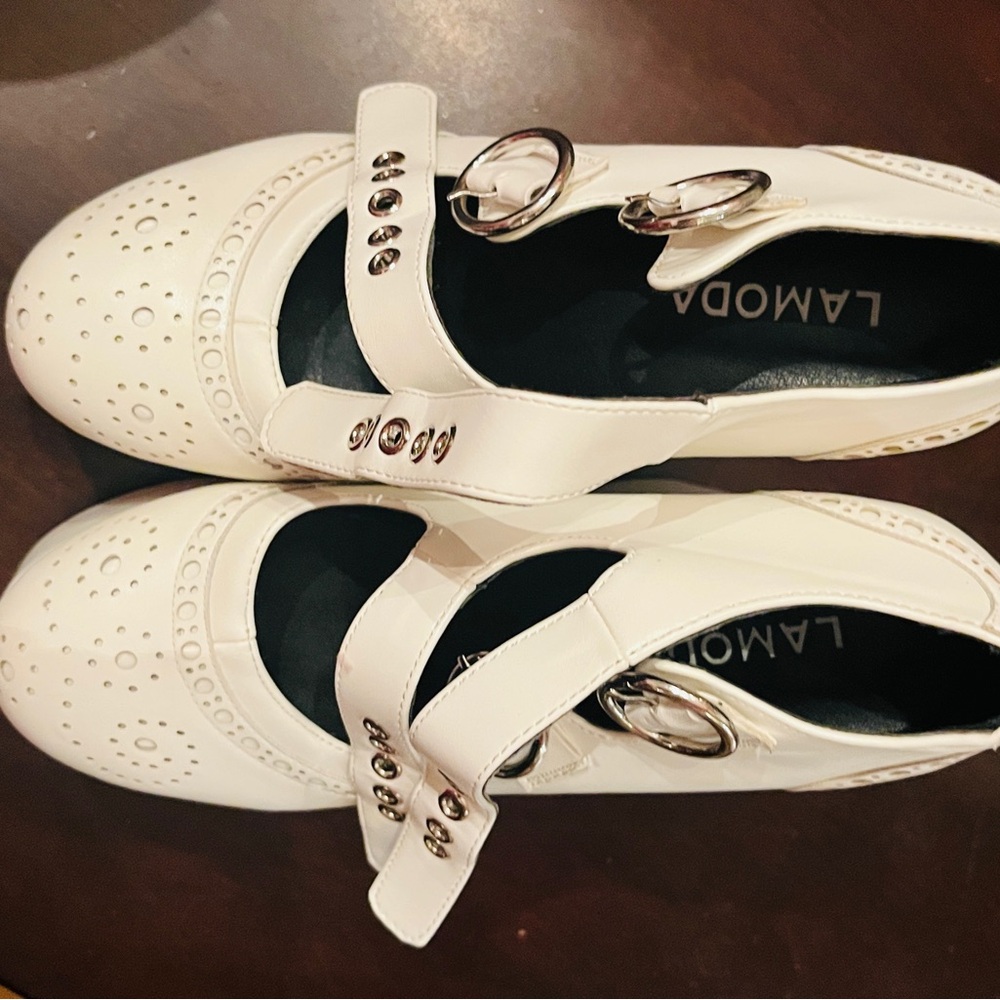 LAMODA White platform pumps. Brand new.Unisex.